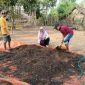 Pencampuran bahan kotoran ternak kambing, molase dan dekomposer dengan penambahan air sampai lembab. (Foto : POPT Perkebunan)