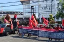 Massa KASBI Jawa Timur menggelar aksi demonstrasi di depan Kantor DPRD Jawa Timur, Surabaya, Selasa (29/9/2026), mendesak pemerintah dan DPR segera mengesahkan UU Perlindungan Ketenagakerjaan.