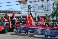 Massa KASBI Jawa Timur menggelar aksi demonstrasi di depan Kantor DPRD Jawa Timur, Surabaya, Selasa (29/9/2026), mendesak pemerintah dan DPR segera mengesahkan UU Perlindungan Ketenagakerjaan.