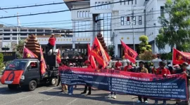 Massa KASBI Jawa Timur menggelar aksi demonstrasi di depan Kantor DPRD Jawa Timur, Surabaya, Selasa (29/9/2026), mendesak pemerintah dan DPR segera mengesahkan UU Perlindungan Ketenagakerjaan.