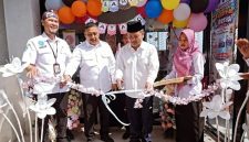 Wakil Bupati Bangkalan Moch. Fauzan Ja’far menggunting pita sebagai tanda dibukanya Festival Literasi di Gedung Perpustakaan Kabupaten Bangkalan, Rabu (16/9/2026).