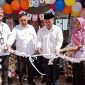Wakil Bupati Bangkalan Moch. Fauzan Ja’far menggunting pita sebagai tanda dibukanya Festival Literasi di Gedung Perpustakaan Kabupaten Bangkalan, Rabu (16/9/2026).