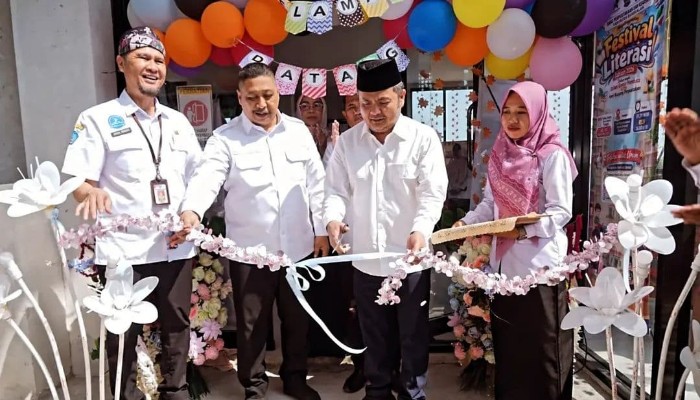 Wakil Bupati Bangkalan Moch. Fauzan Ja’far menggunting pita sebagai tanda dibukanya Festival Literasi di Gedung Perpustakaan Kabupaten Bangkalan, Rabu (16/9/2026).