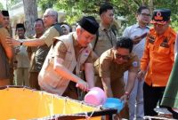 Wakil Bupati Fauzan Ja'far Memantau Langsung Droping Air Bersih di Kecamatan Tanah Merah.