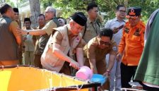 Wakil Bupati Fauzan Ja'far Memantau Langsung Droping Air Bersih di Kecamatan Tanah Merah.
