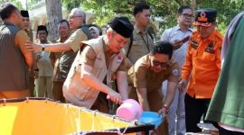 Wakil Bupati Fauzan Ja'far Memantau Langsung Droping Air Bersih di Kecamatan Tanah Merah.