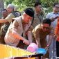 Wakil Bupati Fauzan Ja'far Memantau Langsung Droping Air Bersih di Kecamatan Tanah Merah.
