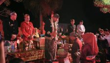 Bupati Sumenep Achmad Fauzi Wongsojudo bersama masyarakat mengikuti Tatorbangan Ritual Culture 2026 di Balai Desa Torbang, Kecamatan Batuan, Sumenep, Sabtu (12/9/2026).