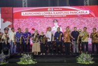 Wali Kota Surabaya Eri Cahyadi bersama jajaran Forkopimda dan perwakilan RW saat meluncurkan Lomba Kampung Pancasila 2026 di Balai Kota Surabaya.