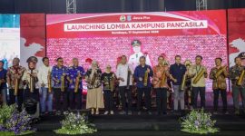 Wali Kota Surabaya Eri Cahyadi bersama jajaran Forkopimda dan perwakilan RW saat meluncurkan Lomba Kampung Pancasila 2026 di Balai Kota Surabaya.