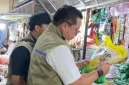 Pemimpin Wilayah Perum Bulog Kanwil Jatim, Langgeng Wisnu saat mengecek harga pangan di Pasar Tambakrejo, Surabaya.