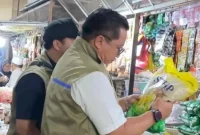 Pemimpin Wilayah Perum Bulog Kanwil Jatim, Langgeng Wisnu saat mengecek harga pangan di Pasar Tambakrejo, Surabaya.