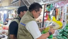 Pemimpin Wilayah Perum Bulog Kanwil Jatim, Langgeng Wisnu saat mengecek harga pangan di Pasar Tambakrejo, Surabaya.