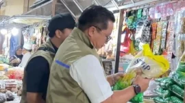 Pemimpin Wilayah Perum Bulog Kanwil Jatim, Langgeng Wisnu saat mengecek harga pangan di Pasar Tambakrejo, Surabaya.
