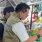 Pemimpin Wilayah Perum Bulog Kanwil Jatim, Langgeng Wisnu saat mengecek harga pangan di Pasar Tambakrejo, Surabaya.