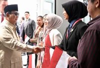 Sapaan hangat dan akrab mahasiswa Indonesia menyambut kedatangan Presiden Prabowo Subianto di Vladivostok, Federasi Rusia, pada Rabu, 2 September 2026. Foto: BPMI Setpres/Rusman