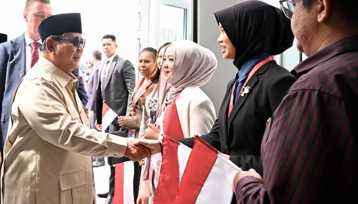 Sapaan hangat dan akrab mahasiswa Indonesia menyambut kedatangan Presiden Prabowo Subianto di Vladivostok, Federasi Rusia, pada Rabu, 2 September 2026. Foto: BPMI Setpres/Rusman