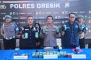 Petugas Satresnarkoba Polres Gresik menunjukkan barang bukti ganja seberat 10,858 kilogram yang disembunyikan di dalam komponen sepeda motor Vespa di sebuah gudang ekspedisi di Kecamatan Cerme, Gresik.