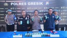Petugas Satresnarkoba Polres Gresik menunjukkan barang bukti ganja seberat 10,858 kilogram yang disembunyikan di dalam komponen sepeda motor Vespa di sebuah gudang ekspedisi di Kecamatan Cerme, Gresik.