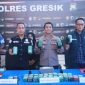 Petugas Satresnarkoba Polres Gresik menunjukkan barang bukti ganja seberat 10,858 kilogram yang disembunyikan di dalam komponen sepeda motor Vespa di sebuah gudang ekspedisi di Kecamatan Cerme, Gresik.