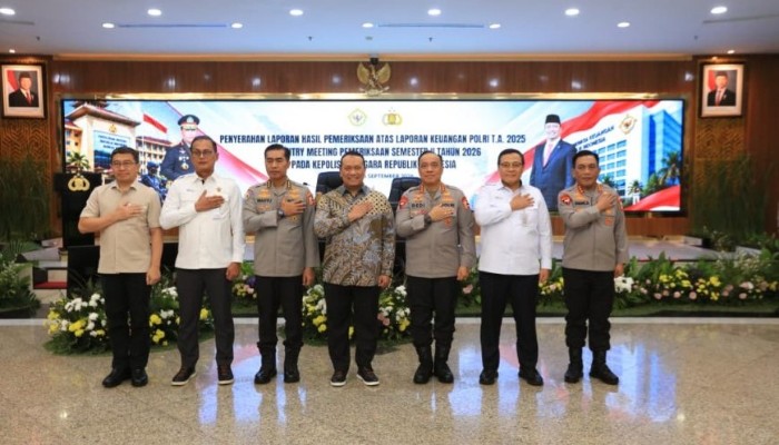 Wakapolri Komjen Pol Dedi Prasetyo menerima Laporan Hasil Pemeriksaan atas Laporan Keuangan Polri Tahun Anggaran 2025 dari BPK RI di Jakarta.