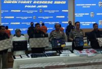 Kapolda Jatim Irjen Pol Nanang Avianto bersama jajaran saat konferensi pers pengungkapan kasus dugaan penipuan online jaringan internasional dan penyampaian layanan hotline pengaduan DitresSiber Polda Jatim.