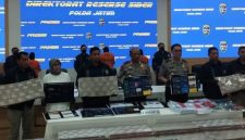 Kapolda Jatim Irjen Pol Nanang Avianto bersama jajaran saat konferensi pers pengungkapan kasus dugaan penipuan online jaringan internasional dan penyampaian layanan hotline pengaduan DitresSiber Polda Jatim.