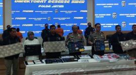 Kapolda Jatim Irjen Pol Nanang Avianto bersama jajaran saat konferensi pers pengungkapan kasus dugaan penipuan online jaringan internasional dan penyampaian layanan hotline pengaduan DitresSiber Polda Jatim.