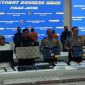 Kapolda Jatim Irjen Pol Nanang Avianto bersama jajaran saat konferensi pers pengungkapan kasus dugaan penipuan online jaringan internasional dan penyampaian layanan hotline pengaduan DitresSiber Polda Jatim.