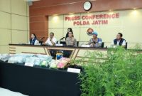 Polda Jatim menggelar konferensi pers pengungkapan kasus narkoba periode Triwulan III 2026. Sebanyak 1.870 kasus diungkap dengan 2.382 tersangka diamankan.