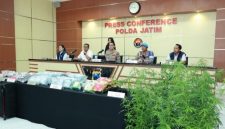 Polda Jatim menggelar konferensi pers pengungkapan kasus narkoba periode Triwulan III 2026. Sebanyak 1.870 kasus diungkap dengan 2.382 tersangka diamankan.
