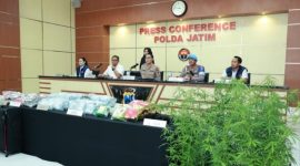 Polda Jatim menggelar konferensi pers pengungkapan kasus narkoba periode Triwulan III 2026. Sebanyak 1.870 kasus diungkap dengan 2.382 tersangka diamankan.