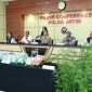 Polda Jatim menggelar konferensi pers pengungkapan kasus narkoba periode Triwulan III 2026. Sebanyak 1.870 kasus diungkap dengan 2.382 tersangka diamankan.