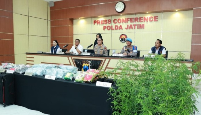 Polda Jatim menggelar konferensi pers pengungkapan kasus narkoba periode Triwulan III 2026. Sebanyak 1.870 kasus diungkap dengan 2.382 tersangka diamankan.