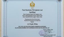 Brevet Kehormatan Kesehatan Penyelaman dan Hiperbarik dari TNI Angkatan Laut di Surabaya.