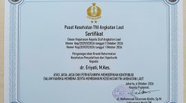 Brevet Kehormatan Kesehatan Penyelaman dan Hiperbarik dari TNI Angkatan Laut di Surabaya.