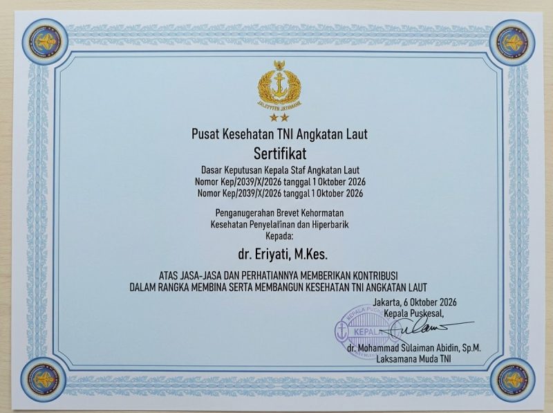 Brevet Kehormatan Kesehatan Penyelaman dan Hiperbarik dari TNI Angkatan Laut di Surabaya.