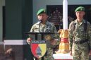 Kepala Staf Kodim (Kasdim) 0827/Sumenep Mayor Cpl Suwandi membacakan amanat Panglima TNI Jenderal TNI Agus Subiyanto dalam upacara bendera 17-an di lapangan Makodim 0827/Sumenep, Senin (19/10/2026).
