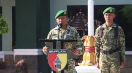Kepala Staf Kodim (Kasdim) 0827/Sumenep Mayor Cpl Suwandi membacakan amanat Panglima TNI Jenderal TNI Agus Subiyanto dalam upacara bendera 17-an di lapangan Makodim 0827/Sumenep, Senin (19/10/2026).