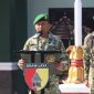 Kepala Staf Kodim (Kasdim) 0827/Sumenep Mayor Cpl Suwandi membacakan amanat Panglima TNI Jenderal TNI Agus Subiyanto dalam upacara bendera 17-an di lapangan Makodim 0827/Sumenep, Senin (19/10/2026).