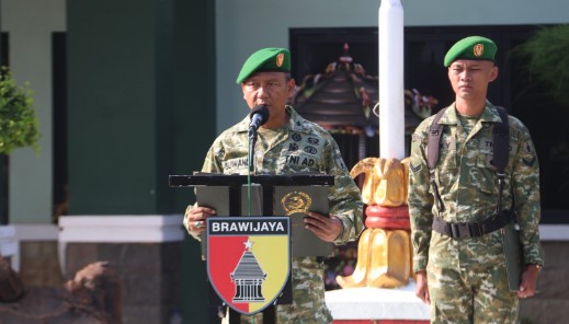 Kepala Staf Kodim (Kasdim) 0827/Sumenep Mayor Cpl Suwandi membacakan amanat Panglima TNI Jenderal TNI Agus Subiyanto dalam upacara bendera 17-an di lapangan Makodim 0827/Sumenep, Senin (19/10/2026).