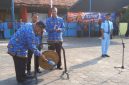 Pemukulan gong oleh Kepala SMKN 1 Kalianget, Zainul Sahari, di panggung utama sekolah.