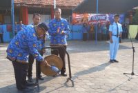Pemukulan gong oleh Kepala SMKN 1 Kalianget, Zainul Sahari, di panggung utama sekolah.