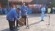 Pemukulan gong oleh Kepala SMKN 1 Kalianget, Zainul Sahari, di panggung utama sekolah.