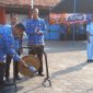 Pemukulan gong oleh Kepala SMKN 1 Kalianget, Zainul Sahari, di panggung utama sekolah.