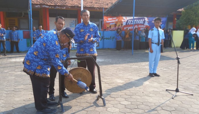 Pemukulan gong oleh Kepala SMKN 1 Kalianget, Zainul Sahari, di panggung utama sekolah.