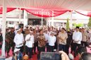 Kegiatan penyerahan dan pelepasan pengiriman genteng dipusatkan di Pasar Citeko, Kecamatan Plered, Kabupaten Purwakarta.