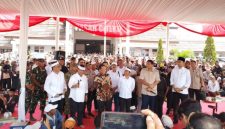 Kegiatan penyerahan dan pelepasan pengiriman genteng dipusatkan di Pasar Citeko, Kecamatan Plered, Kabupaten Purwakarta.