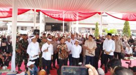 Kegiatan penyerahan dan pelepasan pengiriman genteng dipusatkan di Pasar Citeko, Kecamatan Plered, Kabupaten Purwakarta.