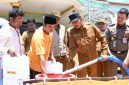 Warga Desa Langsar, Kecamatan Saronggi, Sumenep, menerima bantuan air bersih.